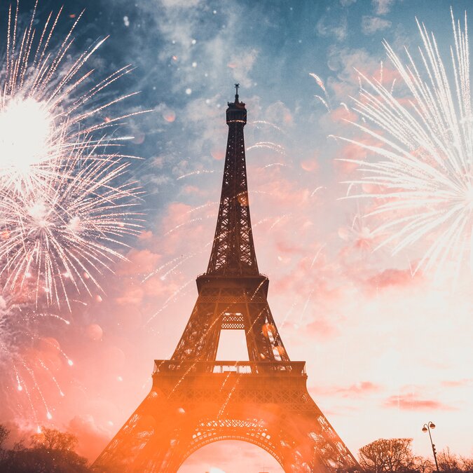 Tour Eiffel à Paris avec feu d'artifice en arrière-plan | © shutterstock_2084453479