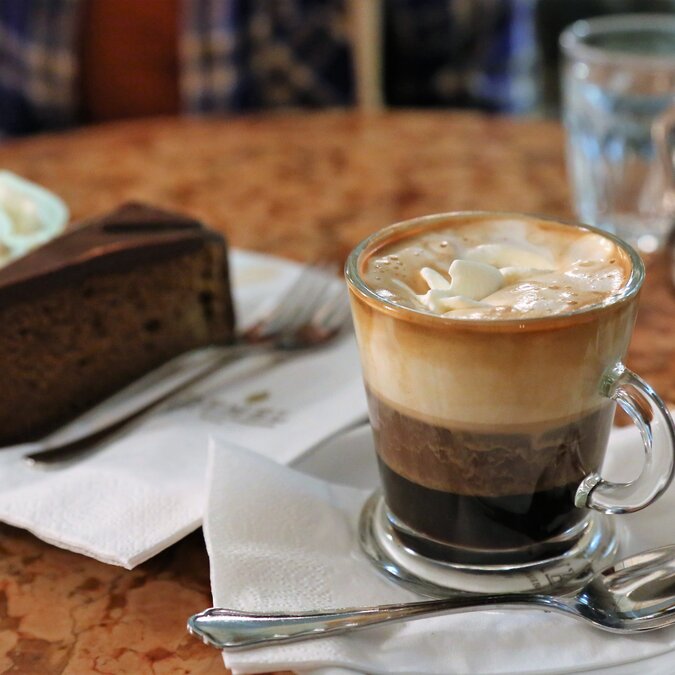 Café et gâteau dans un café viennois | © Shutterstock 580274347