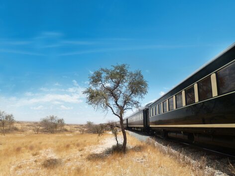 African Explorer von aussen in afrikanischer Landschaft | © Julia Nieratschker