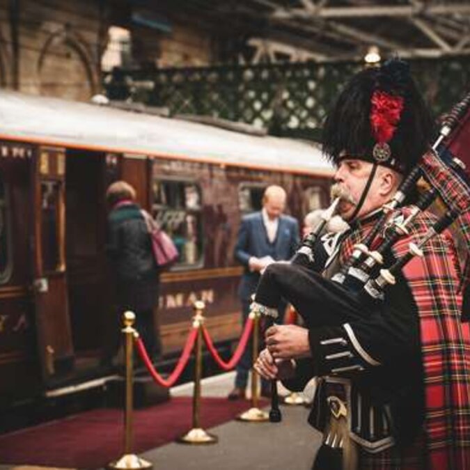 Bagpipers in front of the Royal Scotsman | © Belmond l Martin Scott Powell Bagpipers in front of the Royal Scotsman | © Belmond l Martin Scott Powell