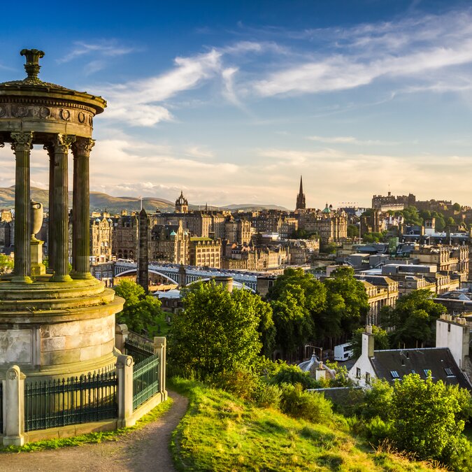Calton Hill Edinburgh | © Shutterstock 112513559