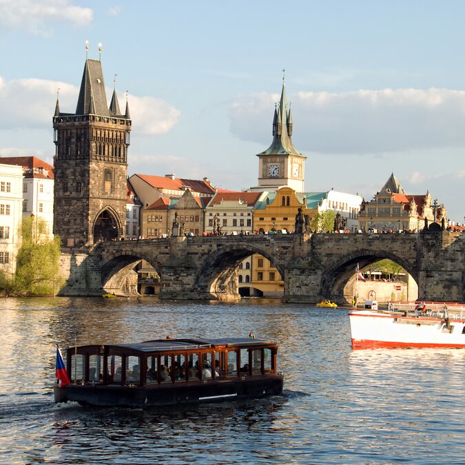 Le bateau de voyage à Prague avec le pont Charles | © Shutterstuck 583939735