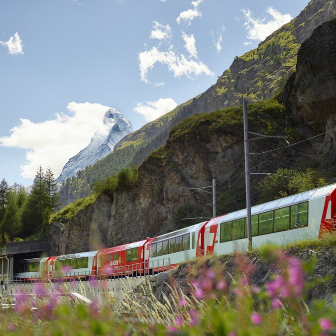 Glacier Express mit Matterhorn im Hintergrund | © Glacier Express / Stefan Schlumpf