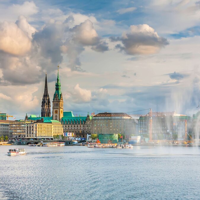 Panoramic view of the lake and the centre of Hamburg | © Shutterstock 236235733
