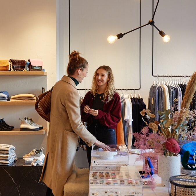 Two friends in a store in Düsseldorf.  | © Düsseldorf Tourismus GmbH, Foto: Sabrina Weniger
