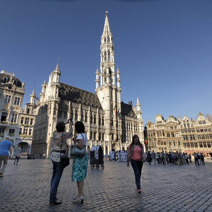 The Grand Place in Brussels impresses with its magnificent architecture, the town hall and its lively atmosphere – a highlight in the heart of Belgium. | © Milo Profi