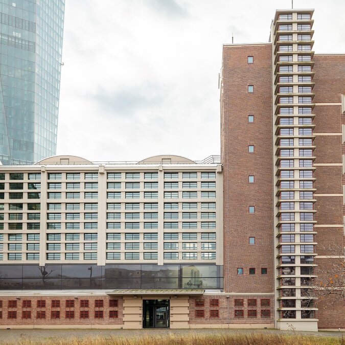 A collection of modern buildings. | © #visitfrankfurt | plazy | Isabela Pacini