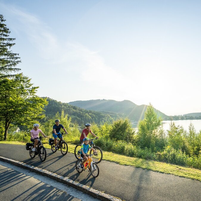 La boucle des lacs de Carinthie, autour du lac de Klopein, permet de faire une balade à vélo en toute tranquillité au bord de l'eau – idéale pour les familles, les cyclistes amateurs et les amoureux de la nature. | © Kärnten Werbung, Gert Perauer