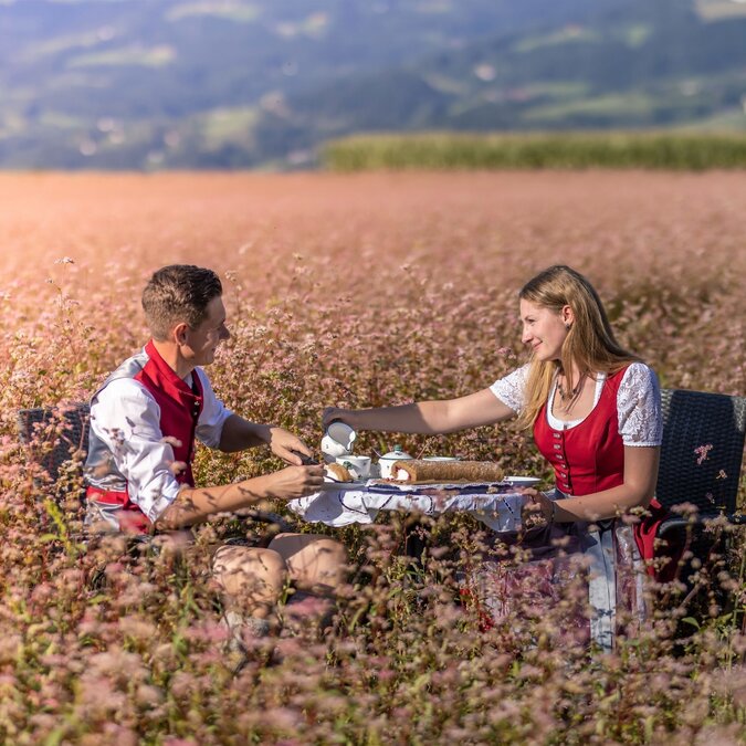 Le domaine Hadn, situé dans le sud de la Carinthie, incarne la gastronomie régionale et les traditions vivantes : un lieu de plaisir au cœur d'une nature florissante. | © Familie Skuk