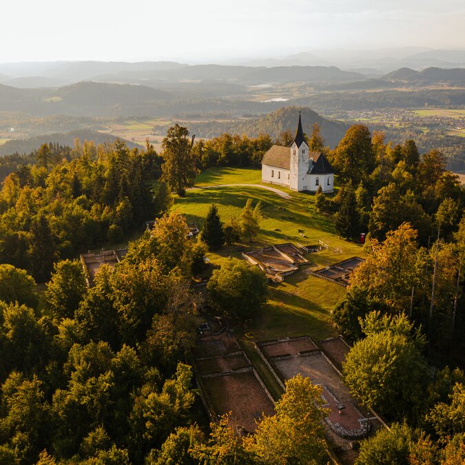 L'Hemmaberg, dans le sud de la Carinthie, allie nature, histoire et vue imprenable: une destination d'excursion unique avec son église, ses fouilles archéologiques et son panorama. | © Tourismusregion Klopeiner See Suedkaernten GmbH