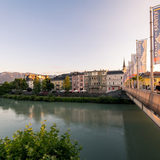 Profitez de Villach-sur-la-Drau au coucher du soleil : une ambiance détendue, le charme de la ville et la vue sur les Alpes font de cette ville de Carinthie une expérience inoubliable. | © Region Villach Tourismus GmbH, Michael Stabentheiner