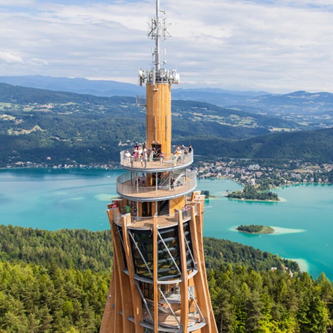 Le Pyramidenkogel offre une vue spectaculaire sur le lac Wörthersee et les Alpes – un incontournable pour les amoureux de la nature et les amateurs d'excursions en Carinthie. | © Wörthersee Tourismus GmbH