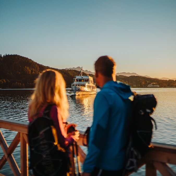C'est au coucher du soleil que le lac Woerthersee se montre sous son plus beau jour : des eaux calmes, des montagnes aux contours doux et des soirées pleines de charme en Carinthie. | © Region Woerthersee-Rosental Tourismus GmbH