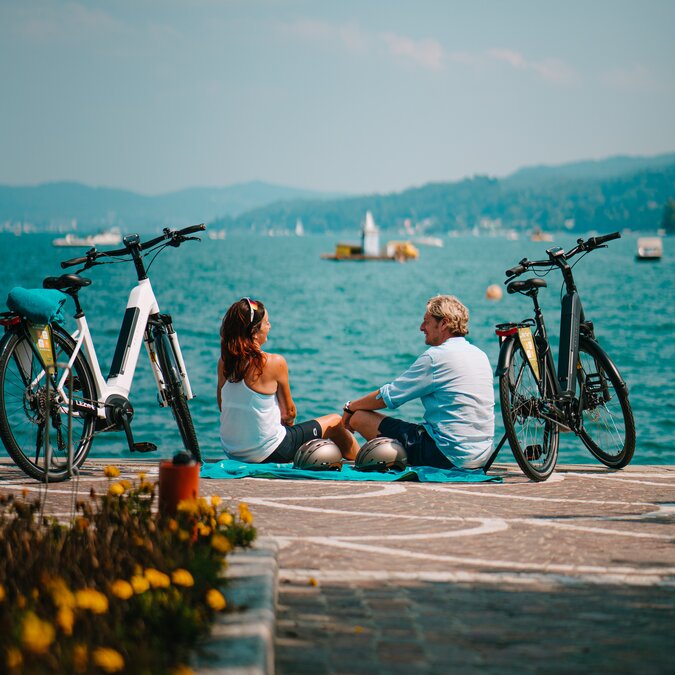 Faire du vélo au bord du lac Wörthersee, c'est allier plaisir, nature et vue sur le lac : des conditions idéales pour des pauses détente et des découvertes actives en Carinthie. | © Region Woerthersee-Rosental Tourismus GmbH