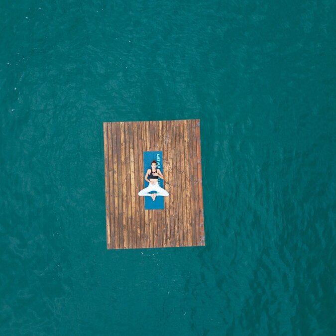 Le yoga au bord du lac Woerthersee allie calme, nature et eaux cristallines : une expérience unique pour le corps et l'esprit au cœur des paysages de Carinthie. | © Woerthersee Tourismus GmbH, Daniel Gollner