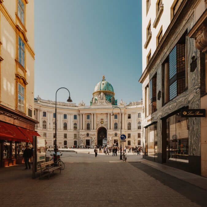 Vue sur la Hofburg de Vienne depuis une rue historique | © Wien Tourismus