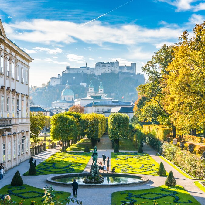 Belle vue sur les célèbres jardins Mirabell et l'ancienne forteresse historique de Hohensalzburg | © Shutterstock 309226133