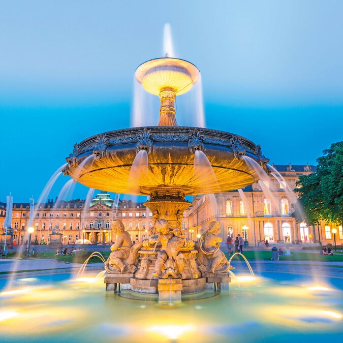 Fontaine du nouveau château de Stuttgart au crépuscule | © Shutterstock 439499815