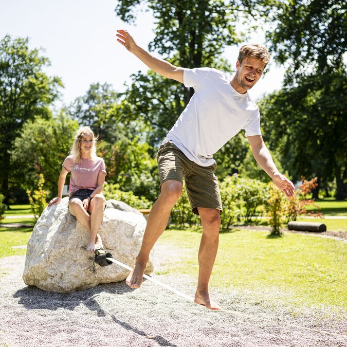 Slacklining in the park in the sun | © © GaPa Tourismus GmbH/ Christian Stadler