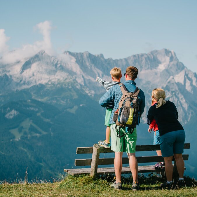 Hikers on the Wank with a view into the distance | © Ferienregion Zugspitzland / M. Winterholler