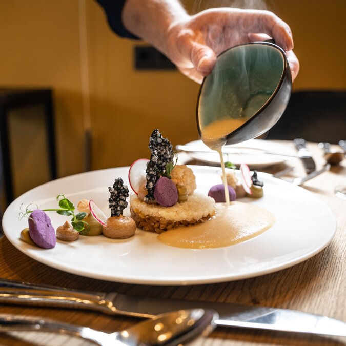 Beautifully prepared plate with main course | © © GaPa Tourismus GmbH
