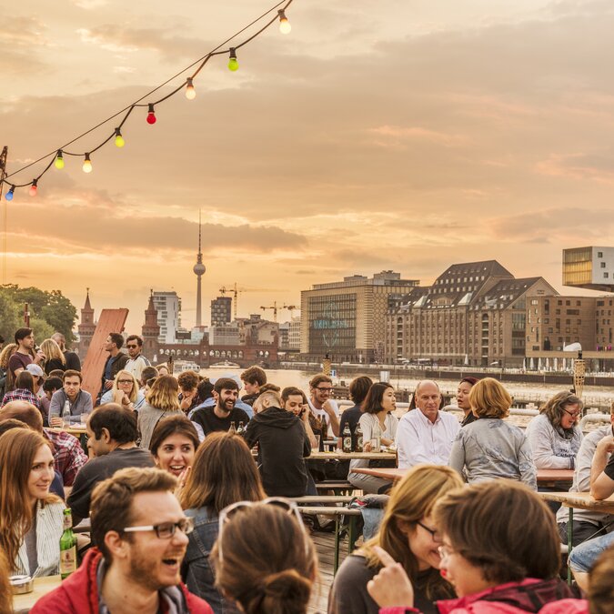 Summer bar in Berlin by the water with the city in the background | © visitBerlin / Dagmar Schwelle