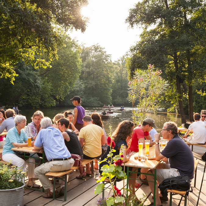 People in a bar by a lake in the countryside in summer | © visitberlin / Philip Koschel