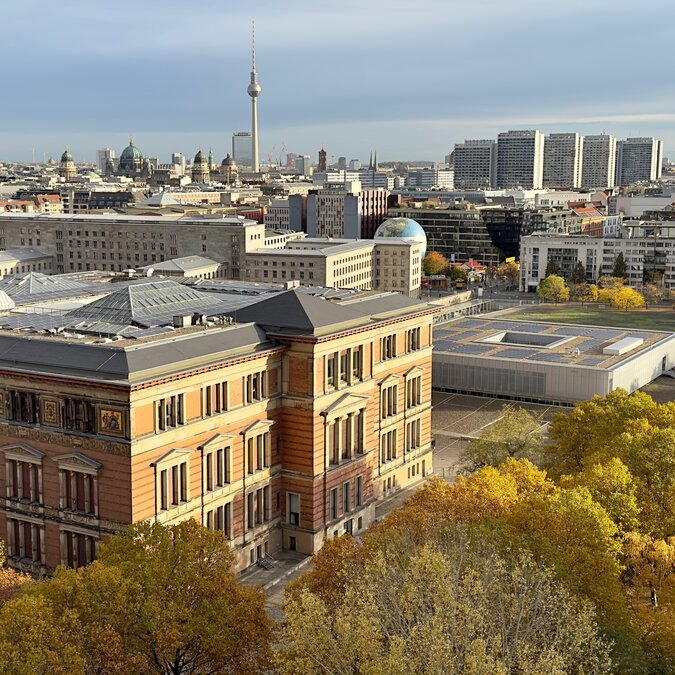 Berlin cityscape with the symbolic television tower on the horizon and the historic Gropius Building in the foreground. | © shutterstock / 2420168145