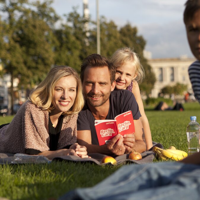 Family in Berlin with Berlin Welcome Card | © visitBerlin / Thomas Kierok