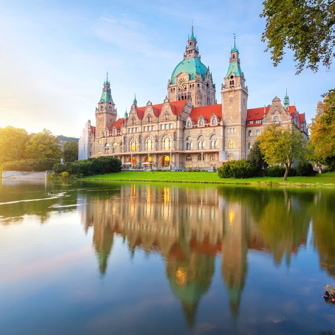 New town hall in Hanover, reflected in the water at sunset | © Shutterstock 1876052881