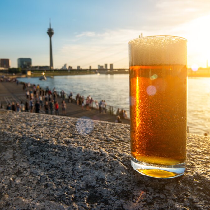 Cold Dusseldorfer Altes Bier (Altbier) at summer sunset, Germany | © Shutterstock 524887618