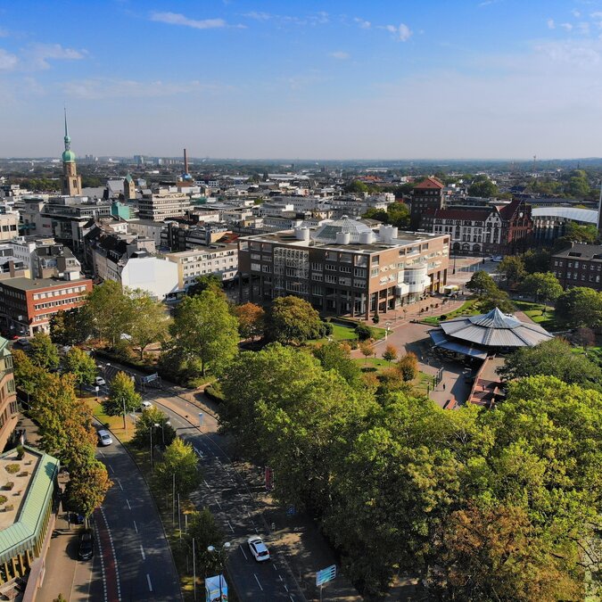 View over Dortmund with green park, buildings and church tower in daylight | © shutterstock_2494367291