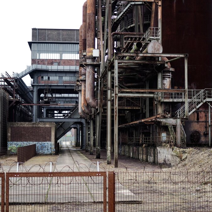 Installations industrielles de la cokerie Hansa à Dortmund avec tuyauteries désaffectées et structures en acier | © shutterstock_1061459825