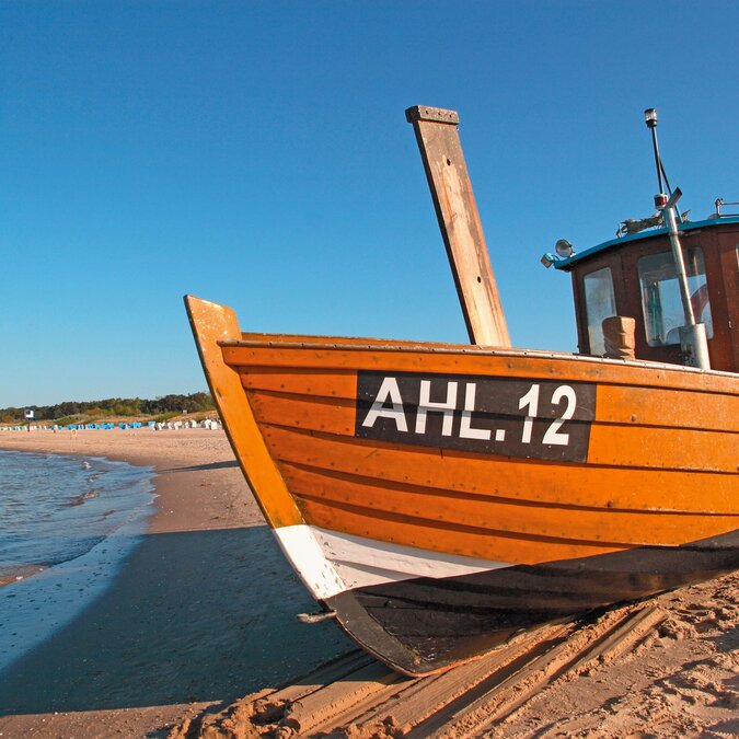 Boat on the beach on the island of Rügen | © Shutterstock 761792947