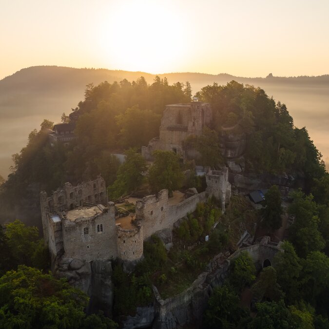 Château et monastère d'Oybin à l'aube sur une montagne | © TMGS Czech Vibes