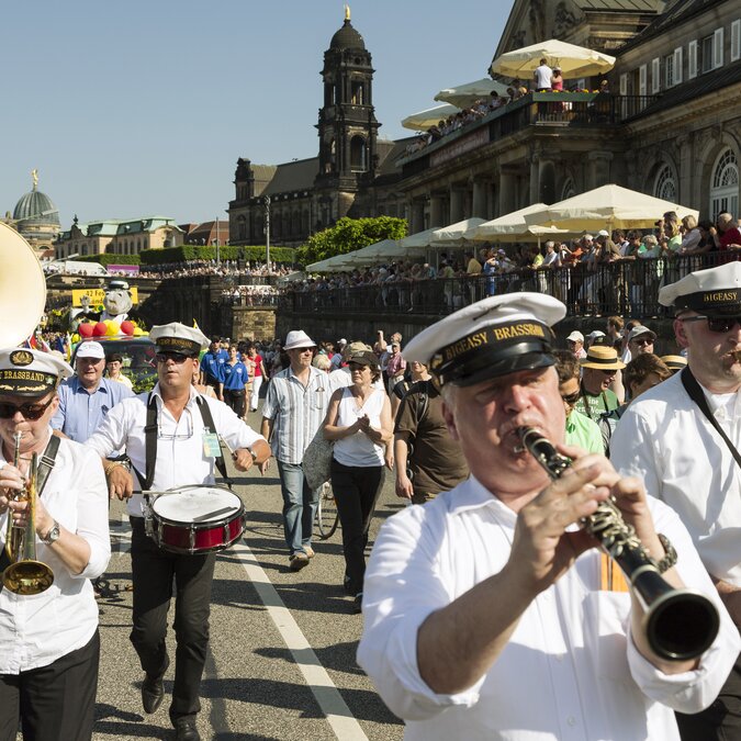 Fanfares en uniforme lors d'un défilé de rue | © Sven Doering Agentur Focus