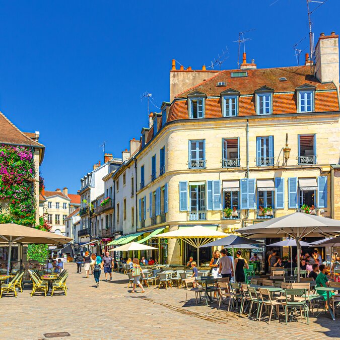 Dijon old town square with cafés and visitors | © Shutterstock 2546747245