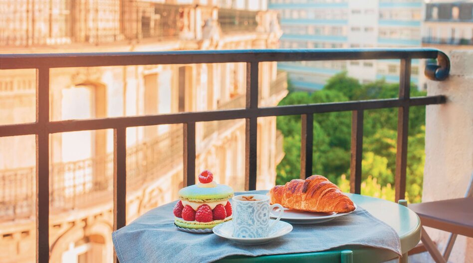 Frühstück auf einem Balkon, Paris | © Shutterstock 686646400