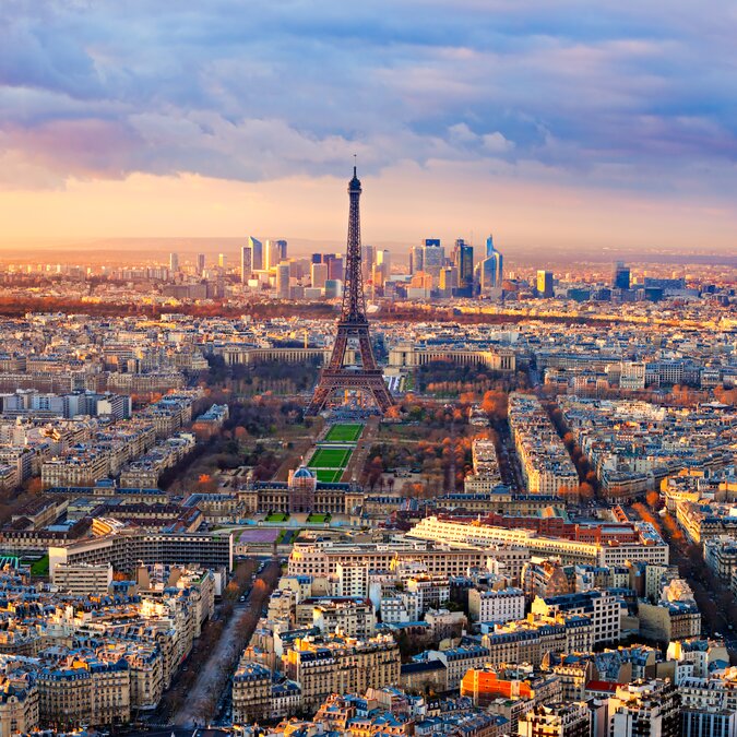 The panorama of Paris with the Eiffel Tower at sunset. | © shutterstock 122085496