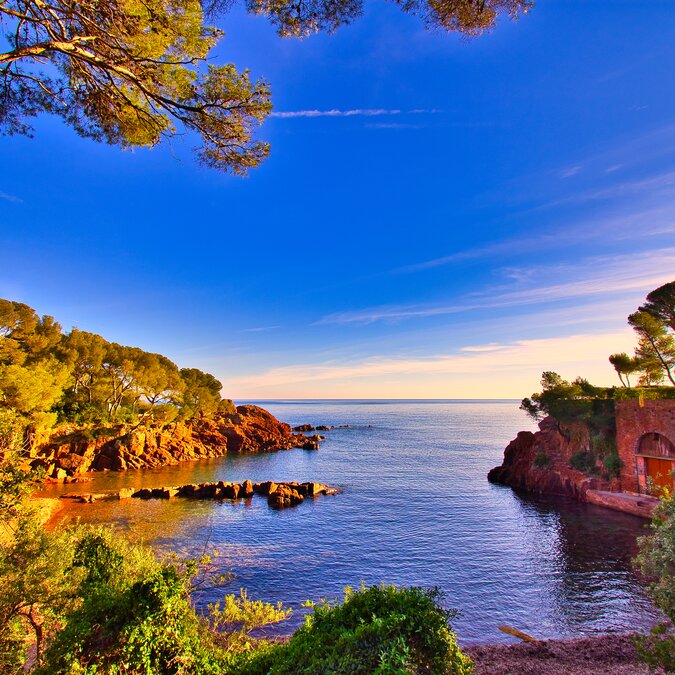 Small cove in St Raphael | © shutterstock_1626431140