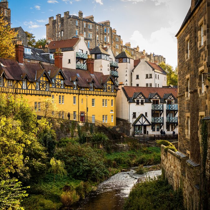 Picturesque old buildings on a river in Scotland | © shutterstock / 2313198813
