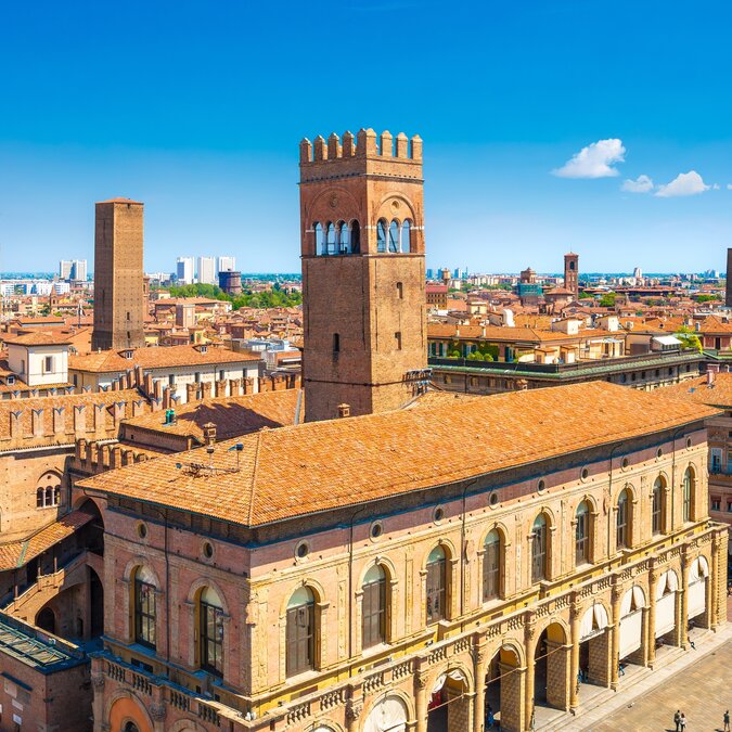 Über den orangen Dächern von Bologna mit Asinelli-Turm | © shutterstock_2415443227