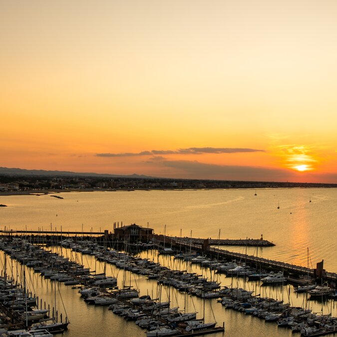 Sonnenuntergang über dem Jachthafen von Rimini | © shutterstock_2678304023