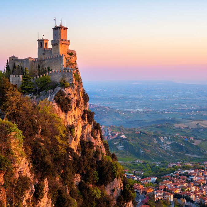 Festungsanlage auf einem Felsen in San Marino mit weitem Blick über die Landschaft. | © shutterstock_1381614365