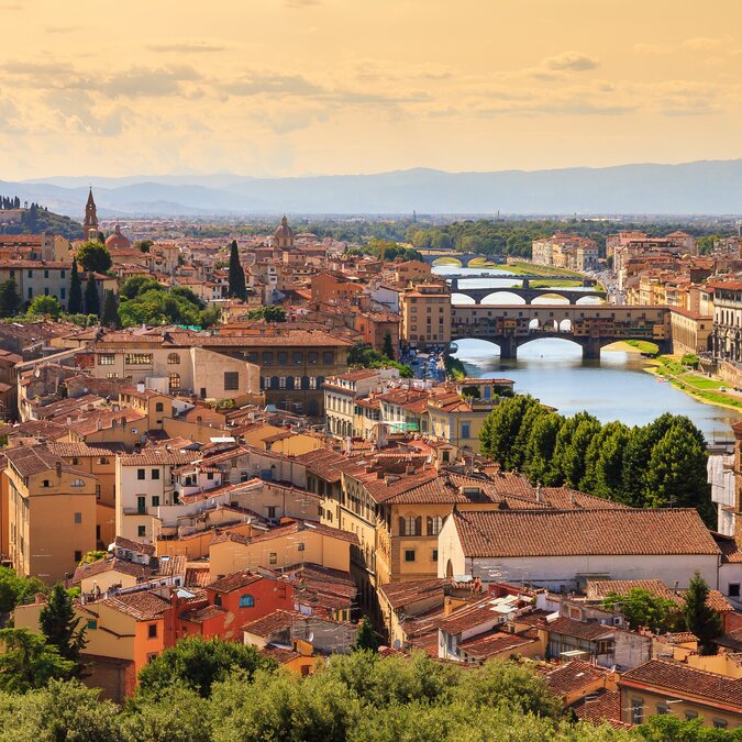 Stadtlandschaft von Florenz mit Brücken über dem Fluss Arno | © Shutterstock 445227091