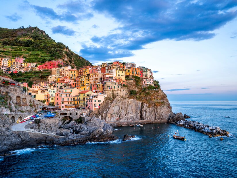 Cinque Terre in Liguria
| © shutterstock / 2414097317 Colourful houses on the Italian coast | © shutterstock / 2414097317