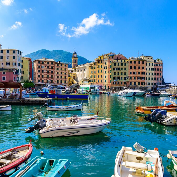 Colourful houses and boats at Camogli harbour | © shutterstock / 1899135694
