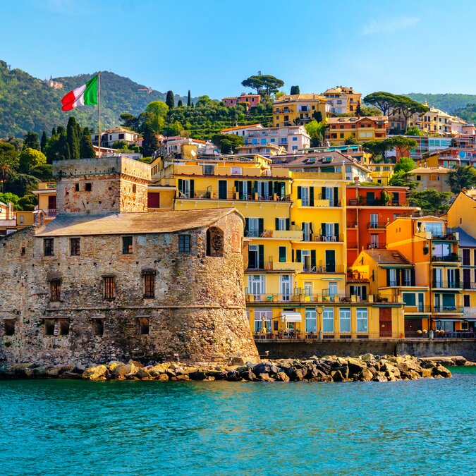 Stadtansicht von Rapallo vom Meer aus mit bunten Fassaden | © shutterstock / 1327403477