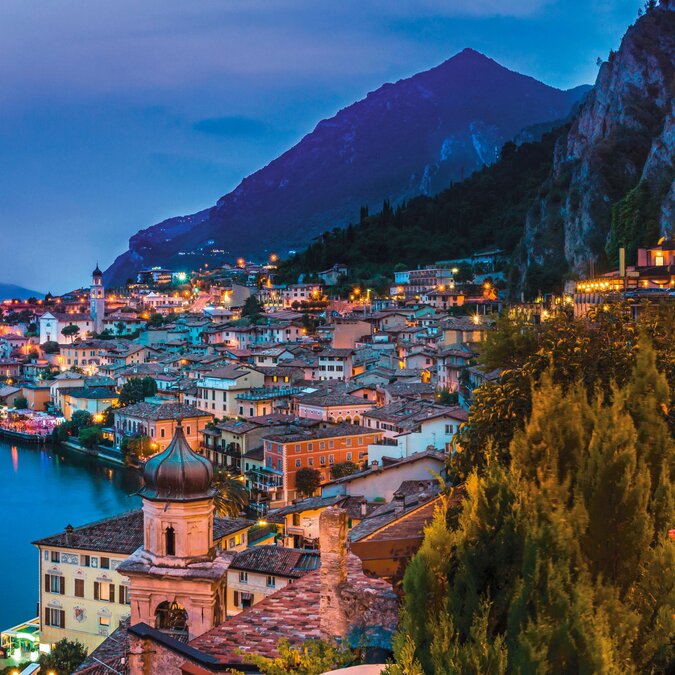 Panorama von Limone sul Garda bei Nacht  | © shutterstock / 687874045
