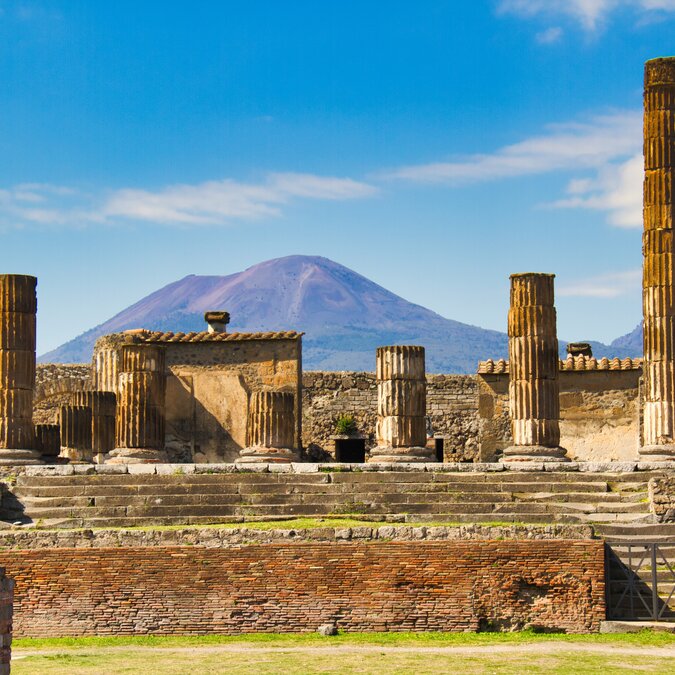 Blick auf die Ruinen von Pompeii und den Vesuv im Hintergrund nahe Neapel | © shutterstock / 2358282325